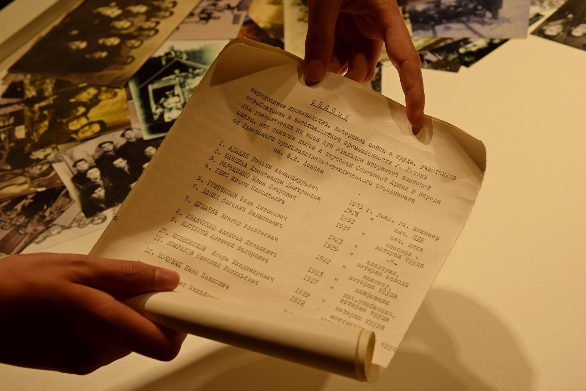 Внутри Монумента славы нашли капсулу времени во Львове Внутри Монумента славы нашли капсулу времени во Львове