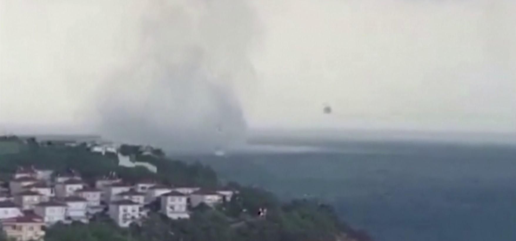 Туристи зняли на відео водяний смерч на узбережжі Чорного моря Туристи зняли на відео водяний смерч на узбережжі Чорного моря