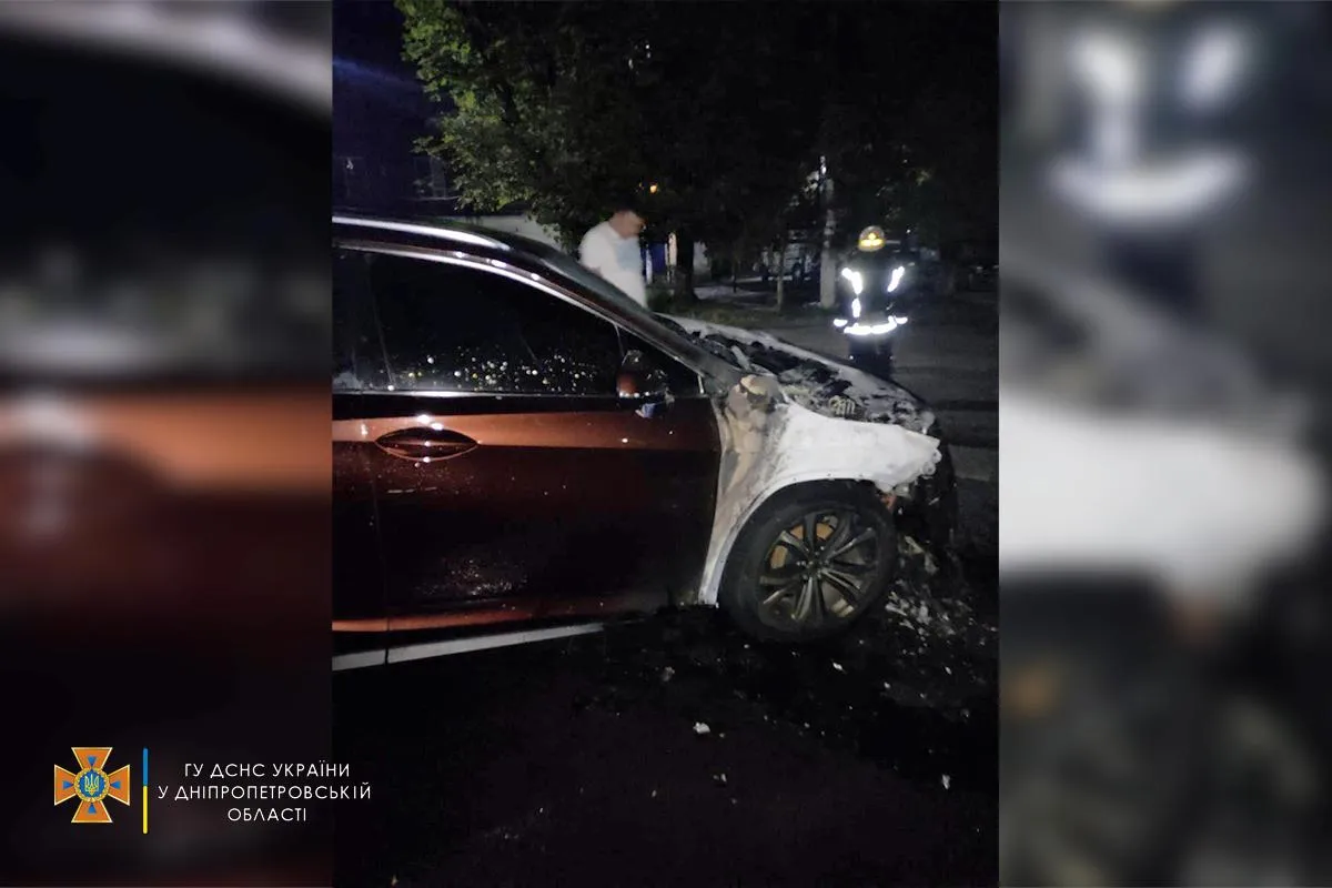 Lexus згорів на Дніпропетровщині в Кам'янському Lexus згорів на Дніпропетровщині в Кам'янському