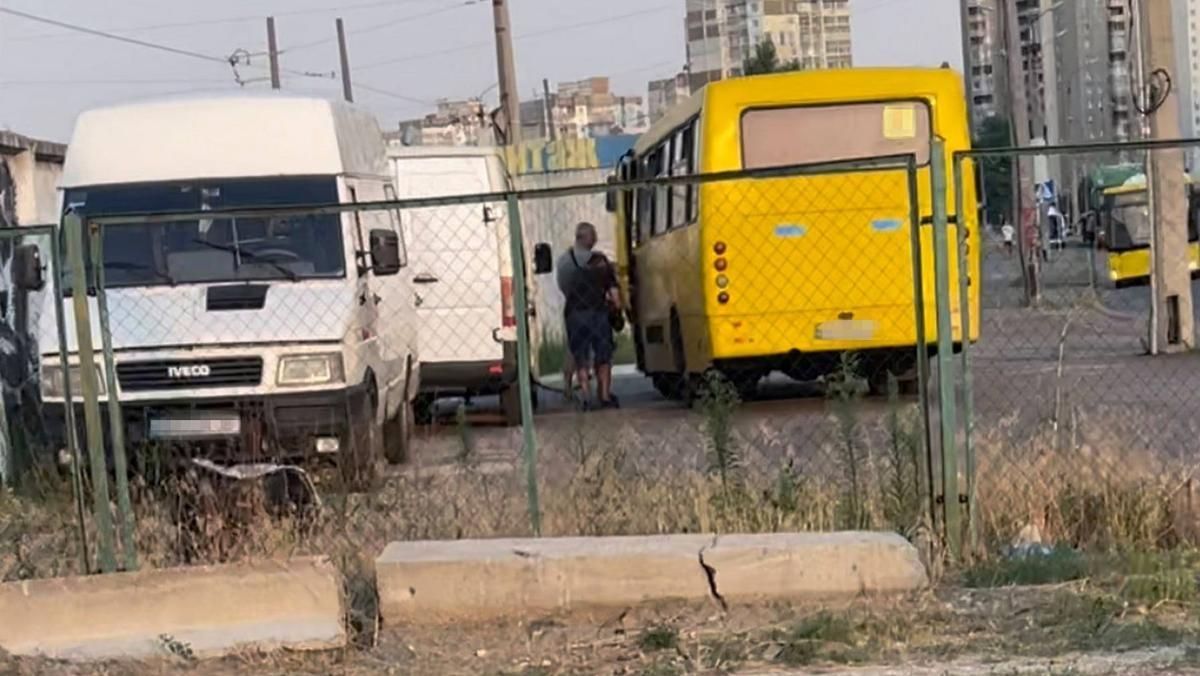 Киевлянин с передвижной АЗС заправлял маршрутки из собственного буса