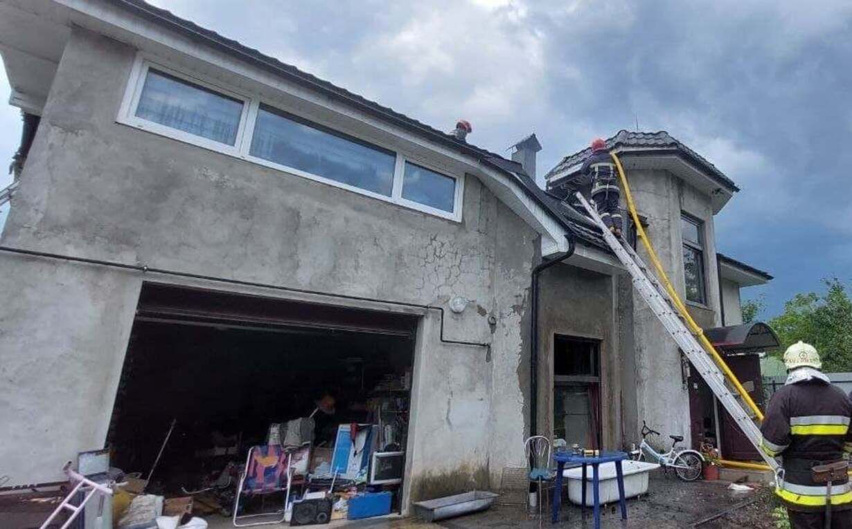 Самолет на Прикарпатье врезался в дом: там были жена и дети Самолет на Прикарпатье врезался в дом: там были жена и дети