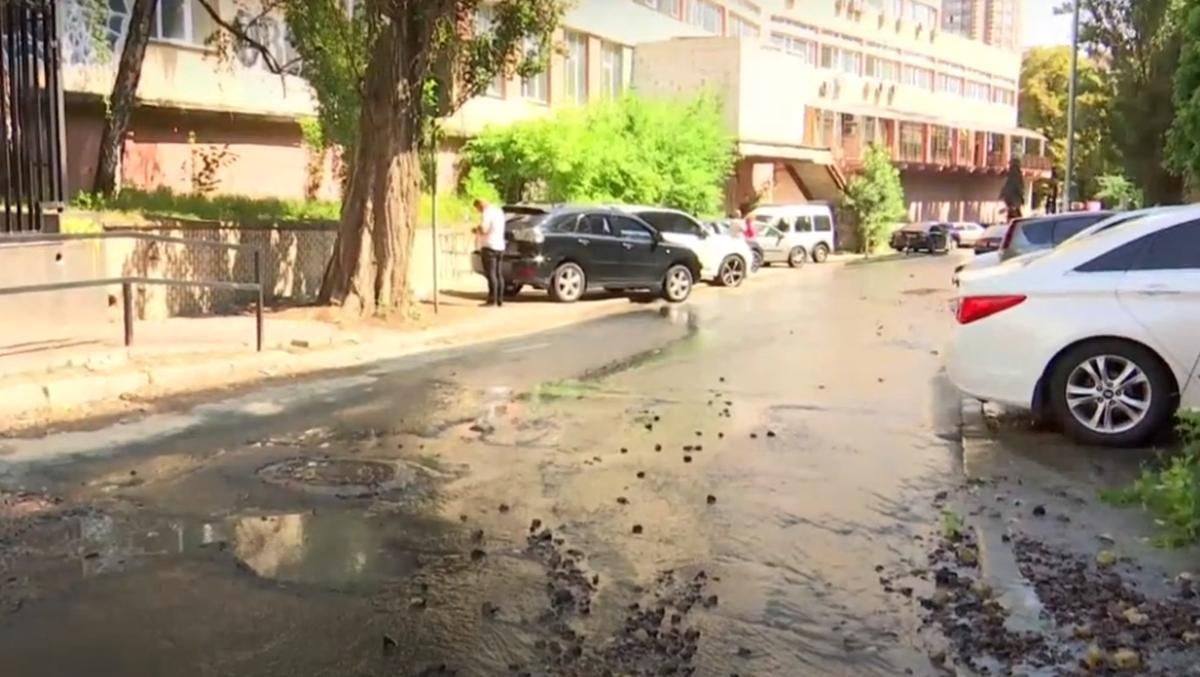 В Киеве на Подоле прорвало трубу и затопило две улицы В Киеве на Подоле прорвало трубу и затопило две улицы