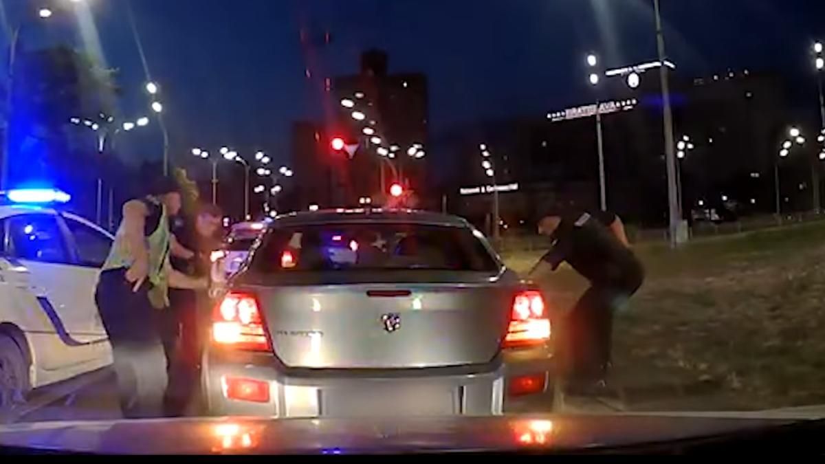 У Києві патрульні з перегонами затримали озброєну банду У Києві патрульні з перегонами затримали озброєну банду