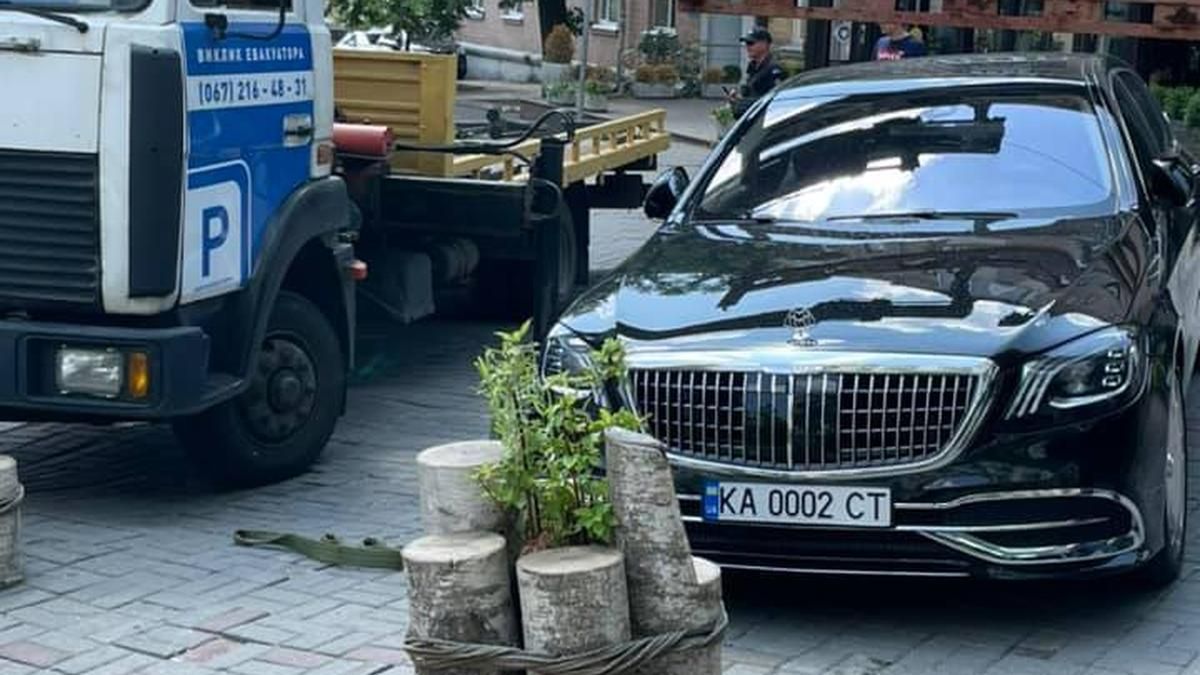 У центрі Києва евакуювали Maybach з елітними номерами У центрі Києва евакуювали Maybach з елітними номерами