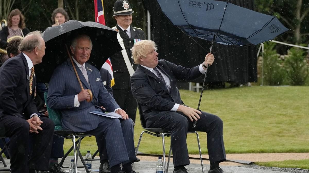 Борис Джонсон потрапив у конфуз з парасолею: курйозне відео