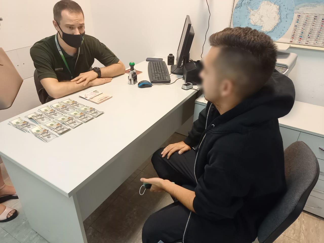 Прикордонник поглузував з росіянина, який давав йому хабар Прикордонник поглузував з росіянина, який давав йому хабар