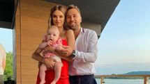 Макс Михайлюк з "Холостяка" вийшов у світ з красунею-дружиною та донечкою: миле фото