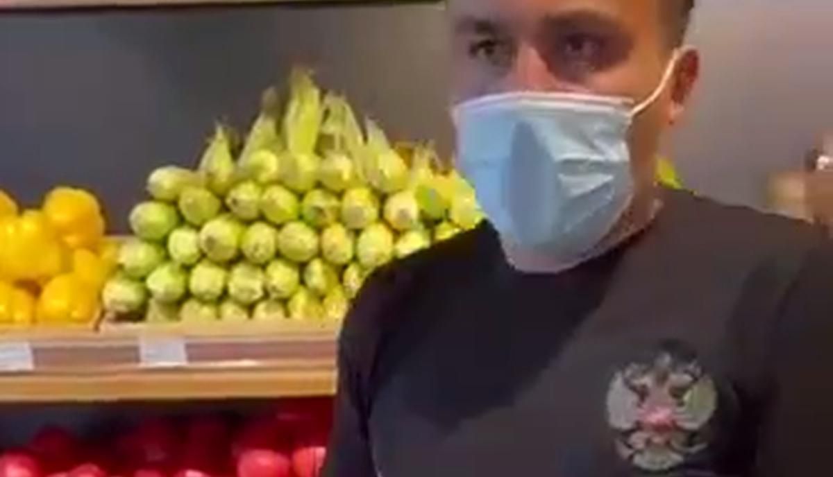 У супермаркеті Києва працював чоловік у футболці з гербом Росії