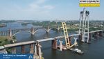 Найвищий в Україні: береги Дніпра у Запоріжжі з’єднали вантовим мостом