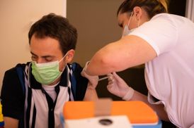 Більшість людей ідуть по Pfizer: в регіонах масово вакцинують українців