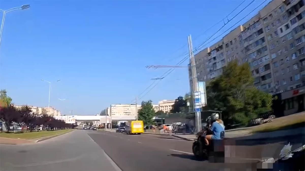 Во Львове патрульные пешком догнали мотоциклиста: видео