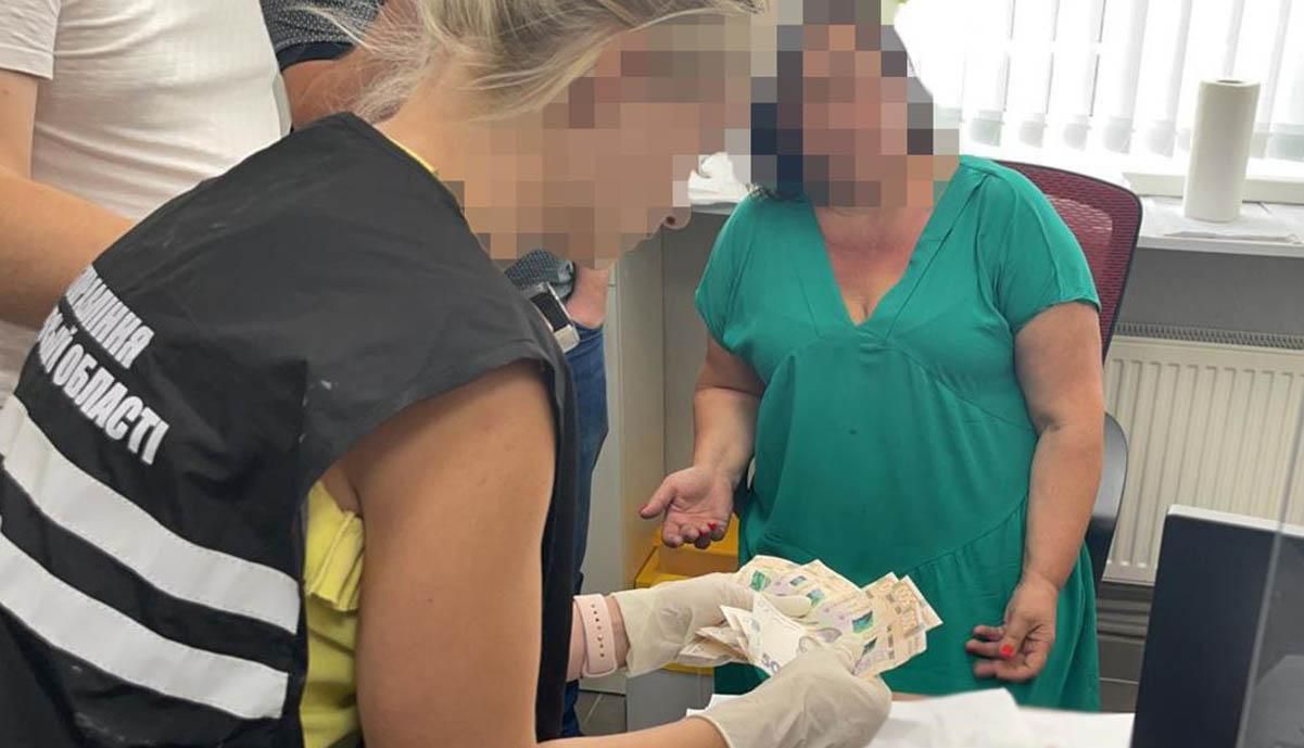 Во Львове начальницу миграционной службы поймали на взятке Во Львове начальницу миграционной службы поймали на взятке