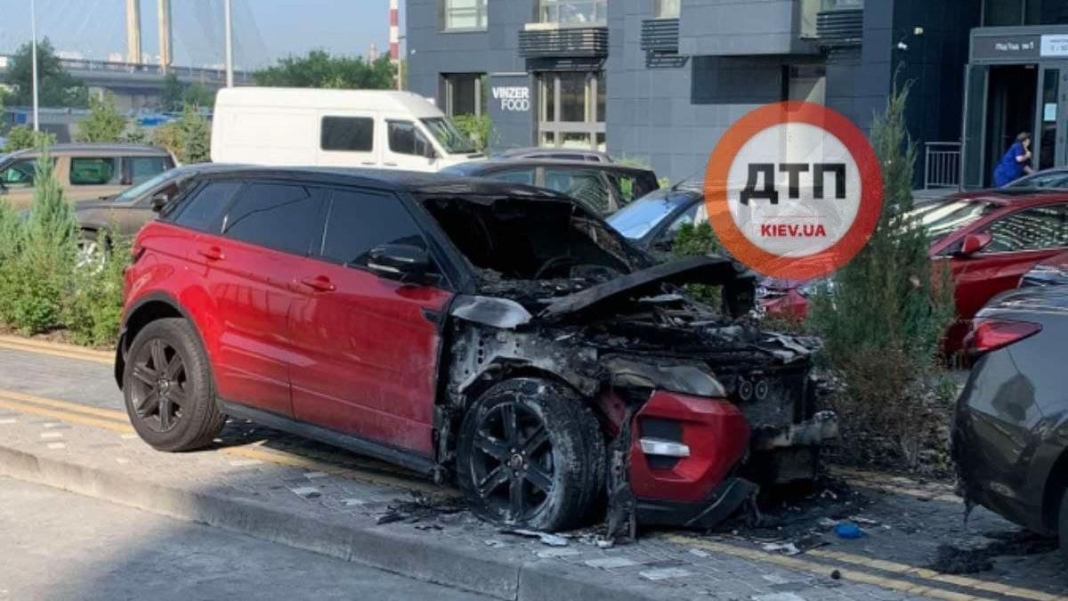 В Киеве сожгли Range Rover известной блогерши В Киеве сожгли Range Rover известной блогерши