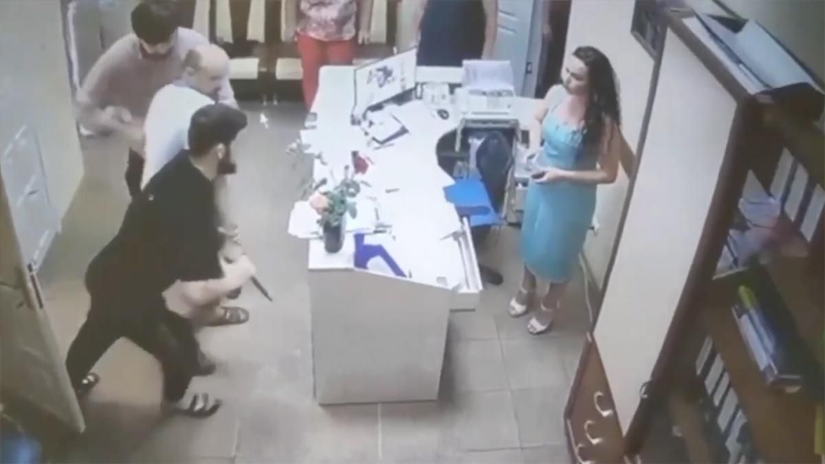 Мужчина пришел с ножом в сельсовет в Одесской области: видео Мужчина пришел с ножом в сельсовет в Одесской области: видео