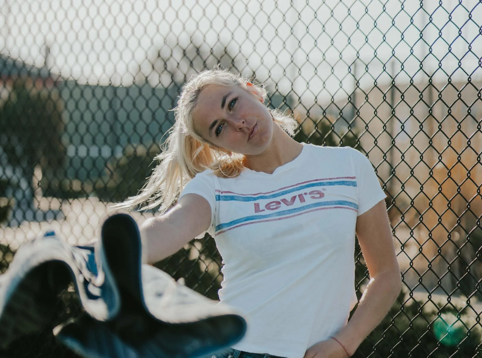 На вещах много логотипов На вещах много логотипов