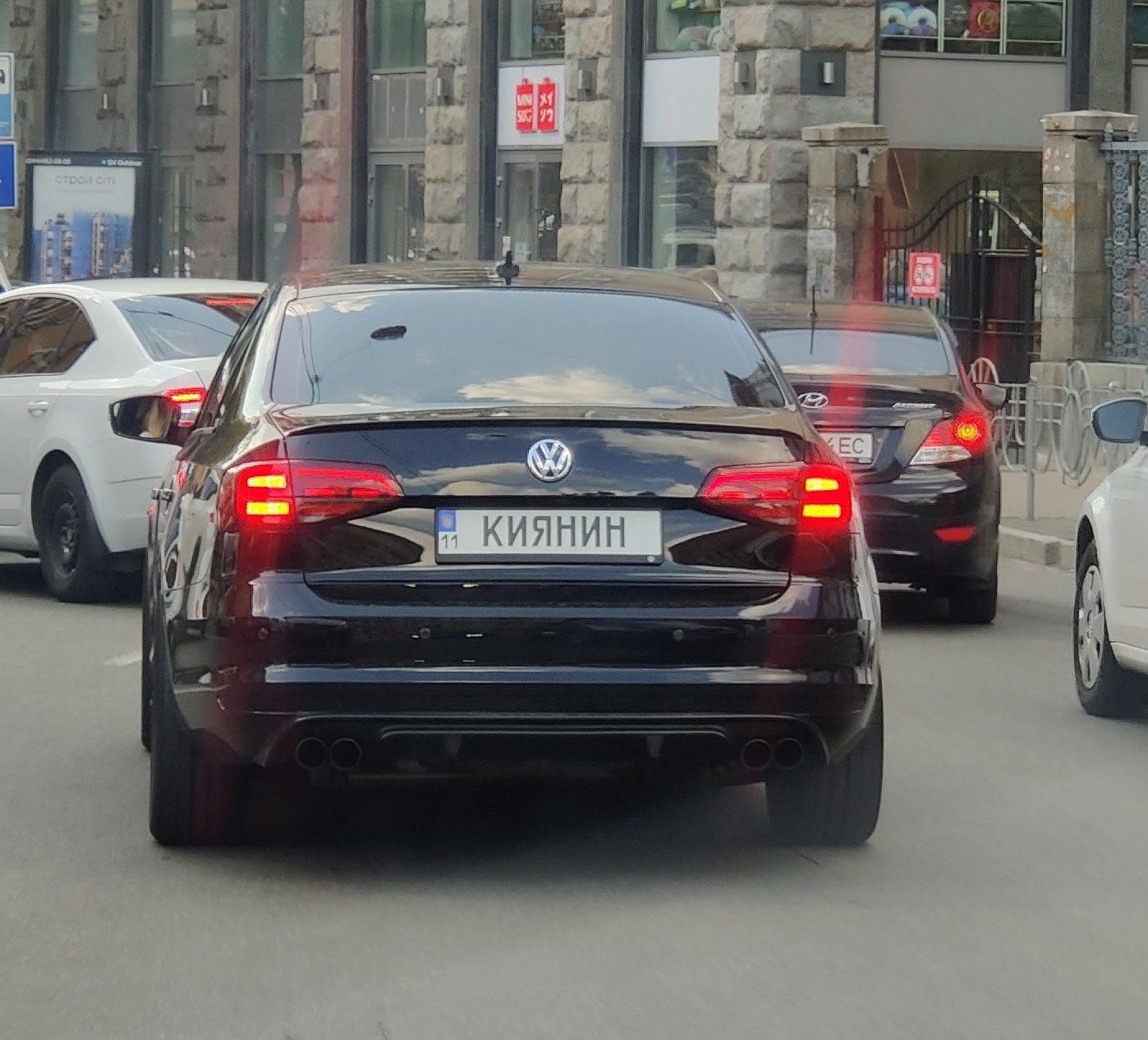 В столице заметили необычный номерной знак у Volkswagen