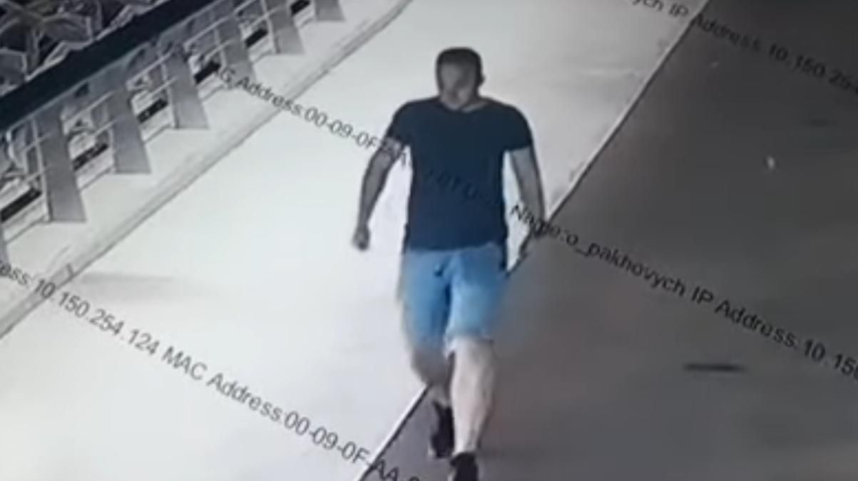 У Києві перехожий розбив 2 скла на "мості Кличка", його шукають поліцейські: відео У Києві перехожий розбив 2 скла на "мості Кличка", його шукають поліцейські: відео