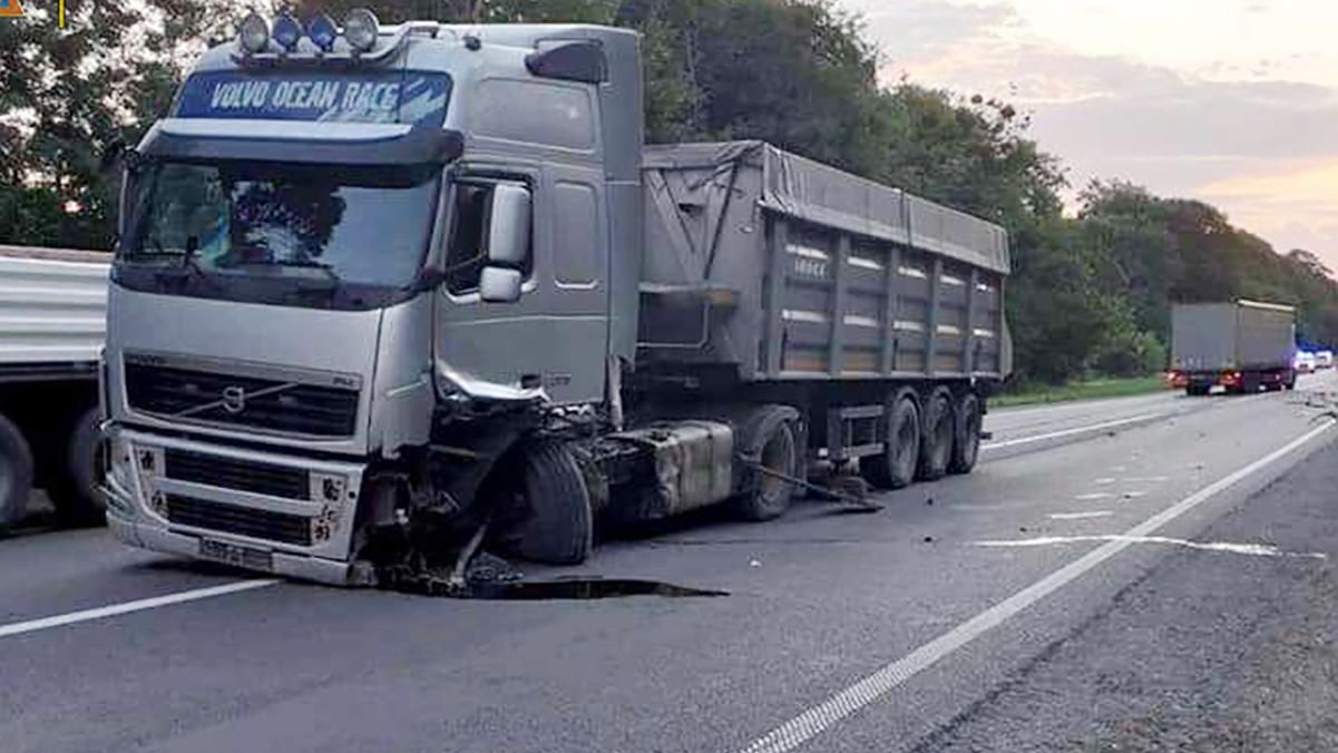 Под Львовом на трассе Киев - Чоп грузовик разбил авто