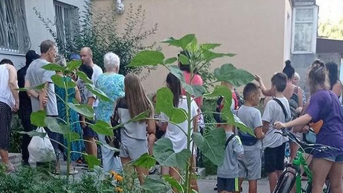 В Белой Церкви мужчина с ножом угрожал детям на улице - видео В Белой Церкви мужчина с ножом угрожал детям на улице - видео