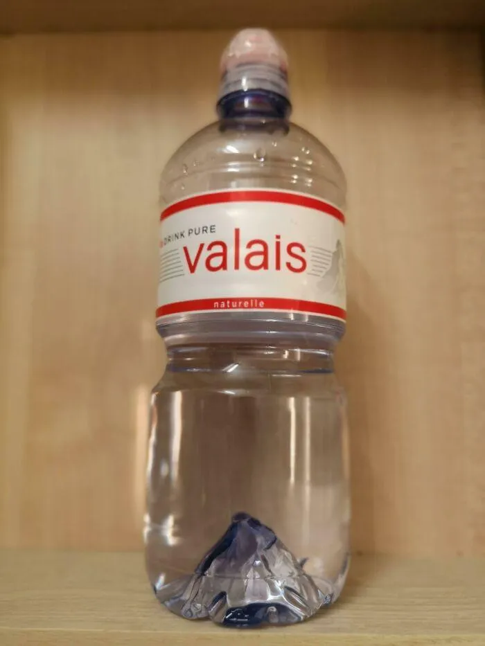 Бутылка воды из Швейцарии с дном в виде фирменного логотипа