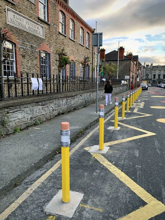 Стовпчики біля школи у Думбліні у вигляді олівців