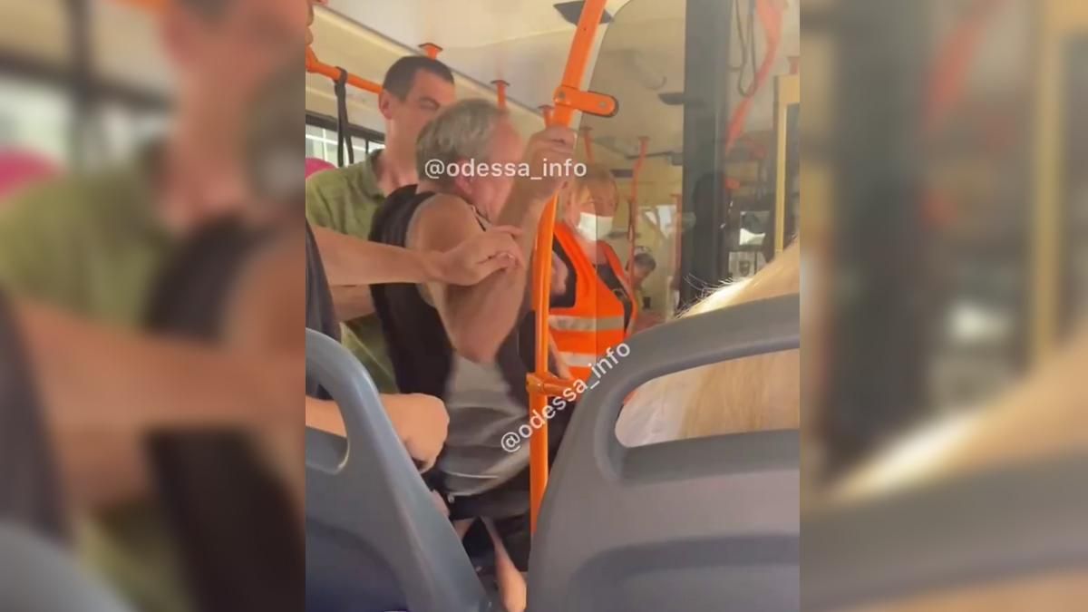 Избили пассажира троллейбуса в Одессе: не хотел платить - видео