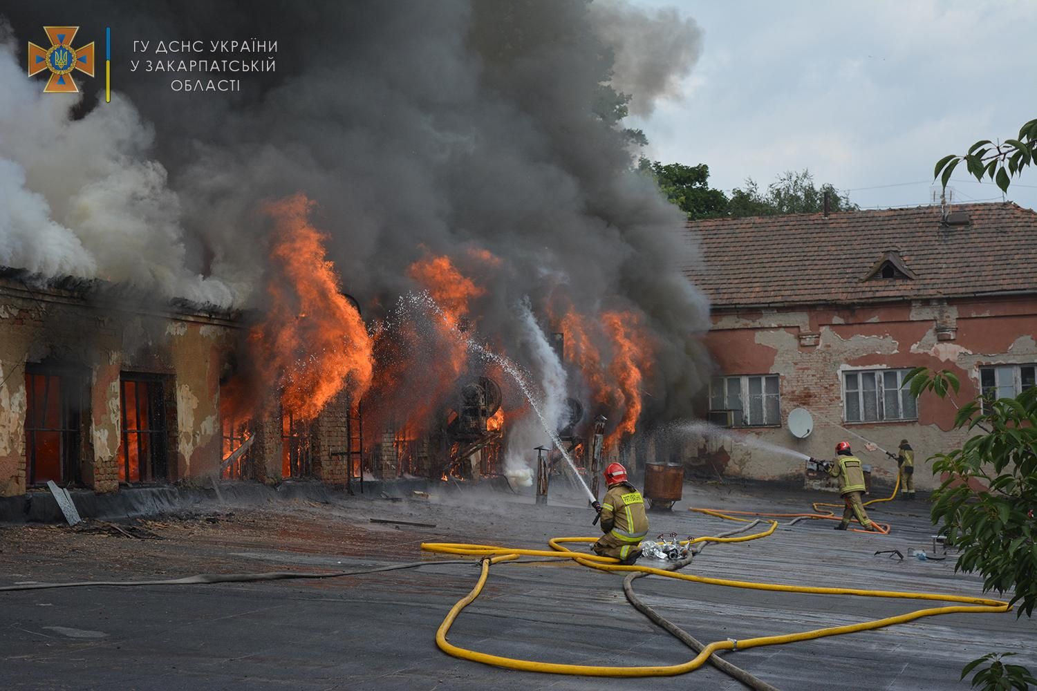 Пожар на складах завода в Ужгороде: пожар тушат несколько часов