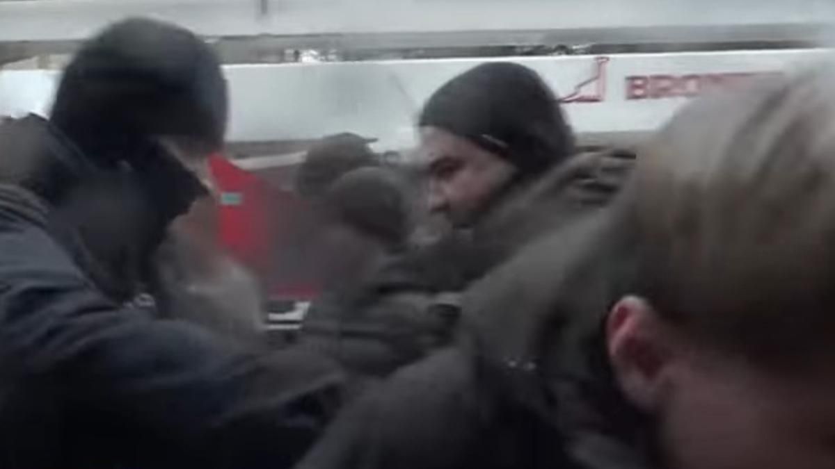 В Киеве будут судить активиста, напавшего на журналиста канала НАШ В Киеве будут судить активиста, напавшего на журналиста канала НАШ