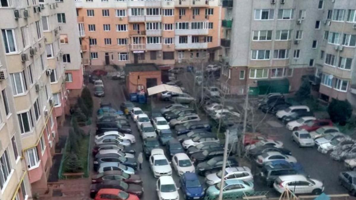 У Києві спростували чутки про платні парковки у дворах