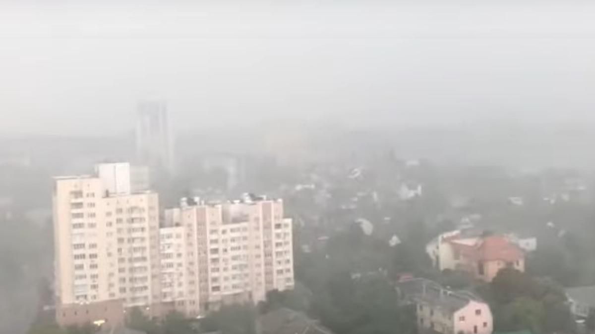 Сильний вітер та злива: Київ знову накрила негода