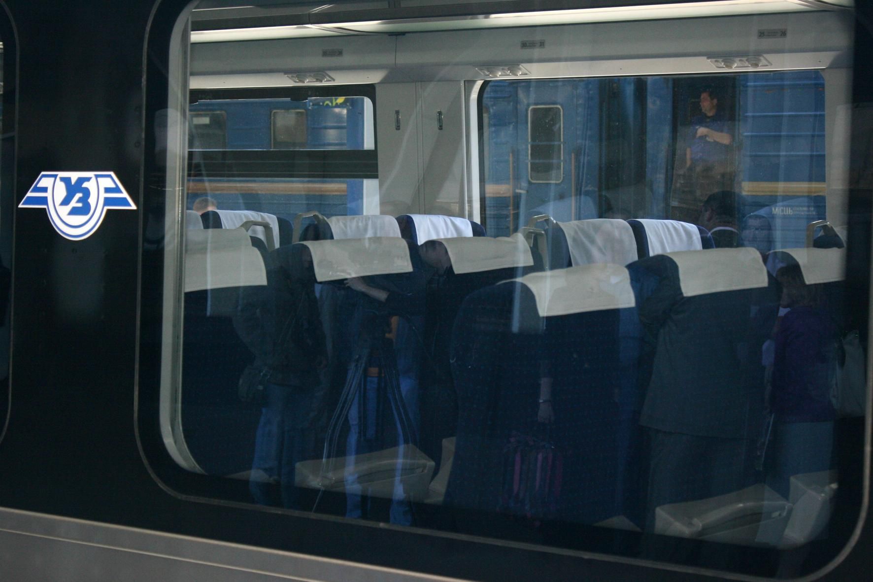 На Полтавщині вантажівка врізалася у потяг: 6 рейсів затримують На Полтавщині вантажівка врізалася у потяг: 6 рейсів затримують