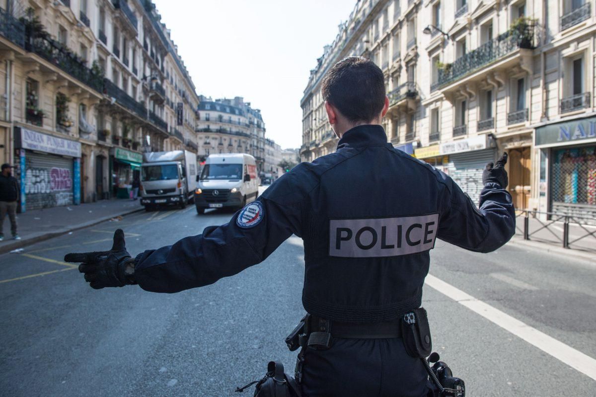 У Парижі водії автівки в'їхав у терасу кафе і втік: є жертви