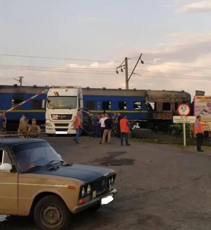 На Полтавщині потяг врязався в вантажівку