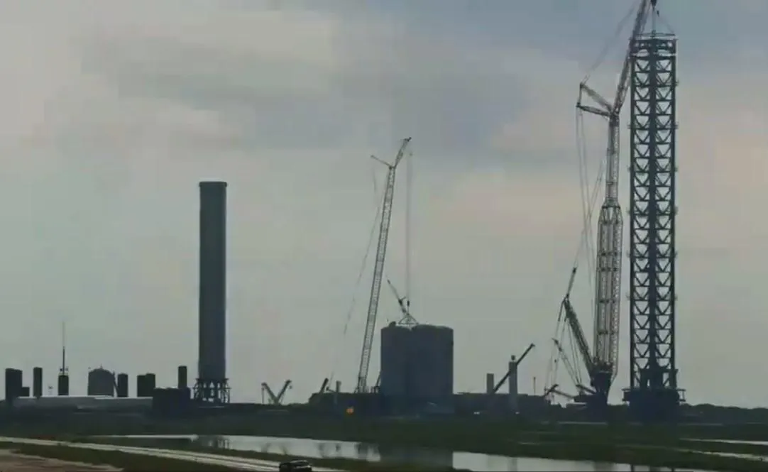 Встановлення останньої секції на вежу обслуговування Встановлення останньої секції на вежу обслуговування