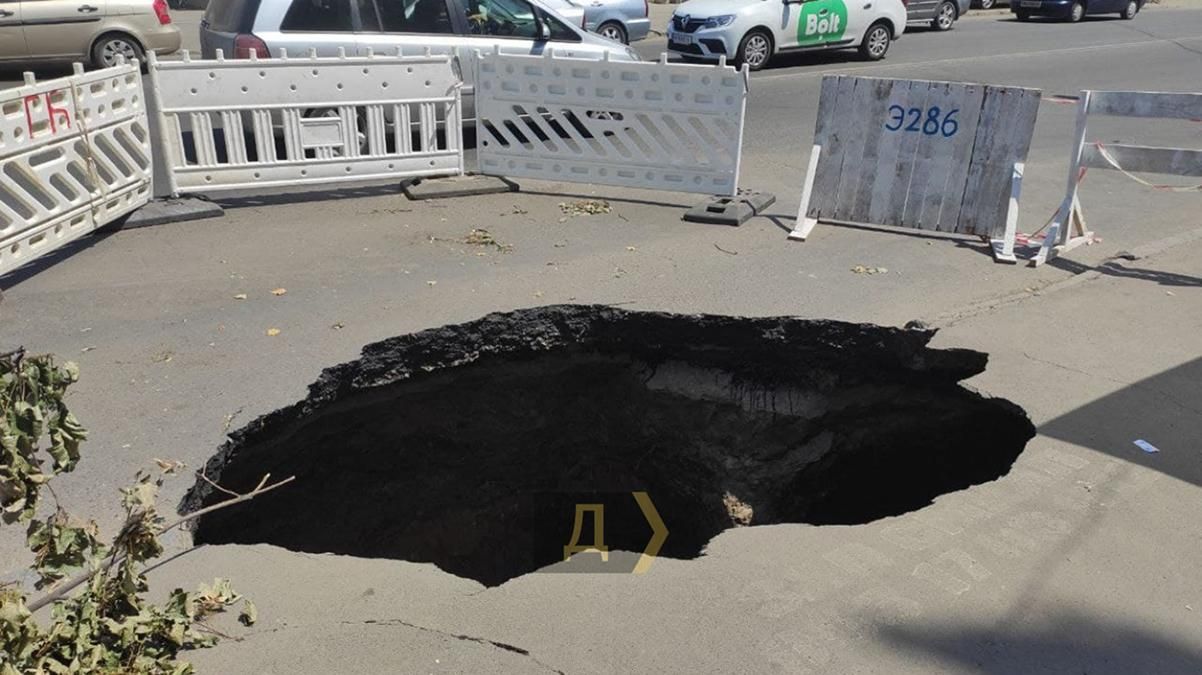 Провал в Одессе не ремонтируют: какая причина – фото Провал в Одессе не ремонтируют: какая причина – фото