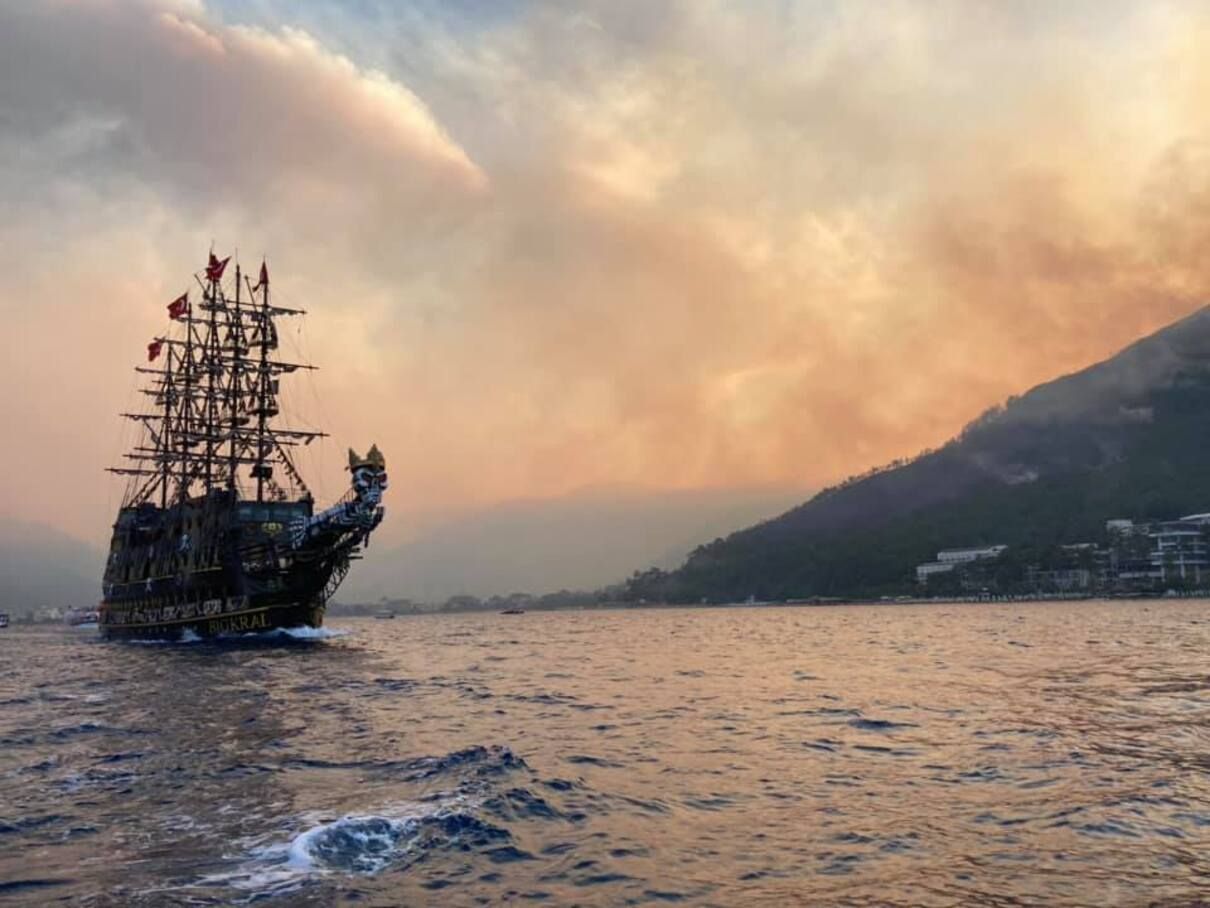 Пожежа в Мармарисі: українців евакуювали катером в аеропорт Пожежа в Мармарисі: українців евакуювали катером в аеропорт