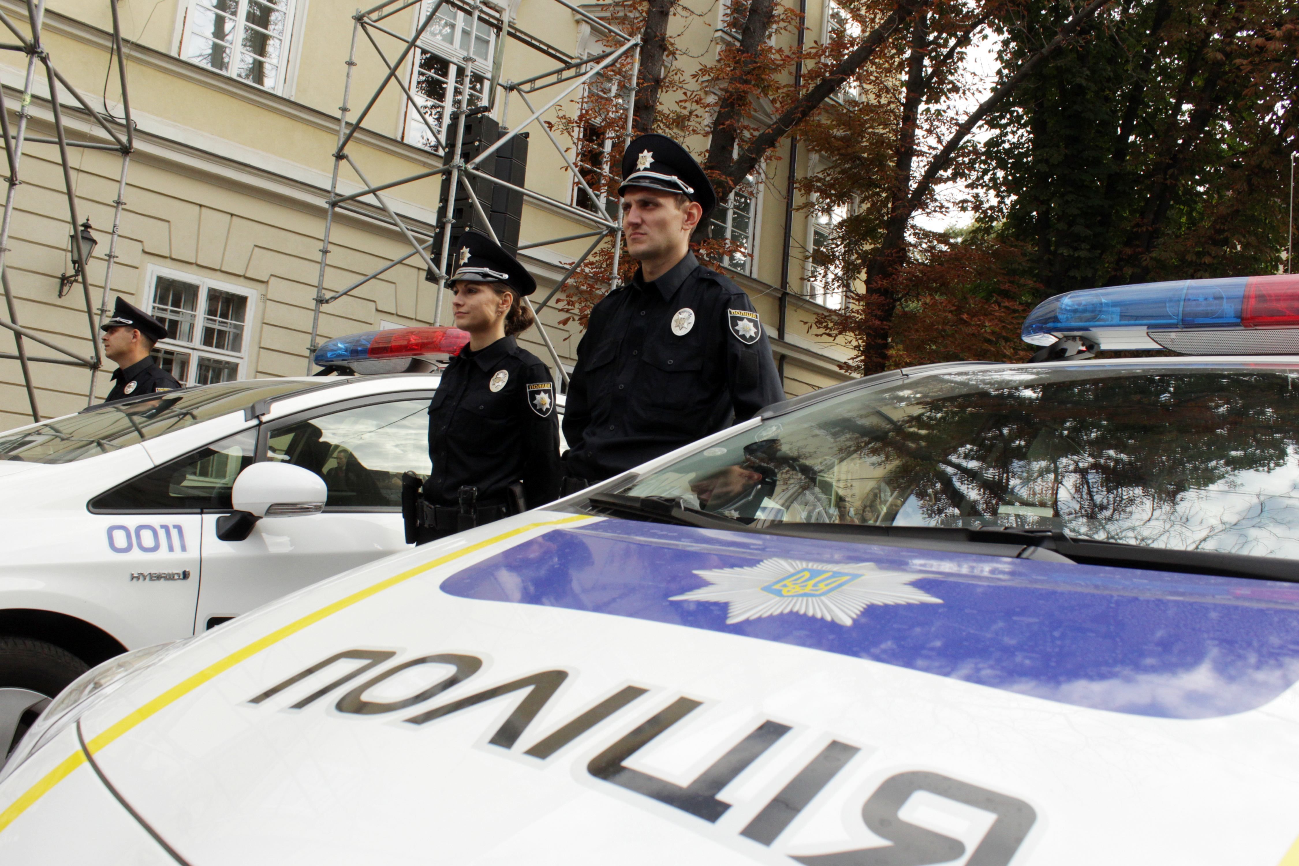 Львівські патрульні врятували дівчину, хлопець якої хотів себе вбити