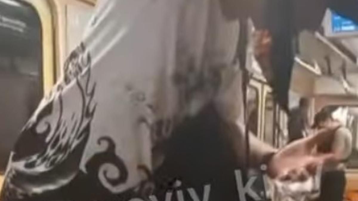 В Киеве в вагоне метро подрались из-за маски: видео - Новости Киева