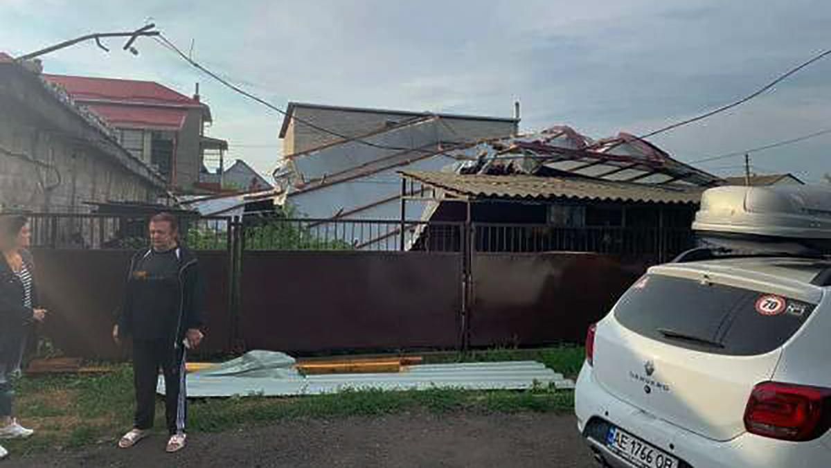 Сорвало крышу и валило деревья: непогода на Харьковщине и в Днепре Сорвало крышу и валило деревья: непогода на Харьковщине и в Днепре