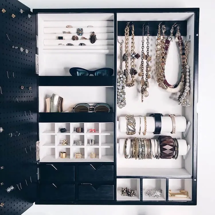 Лаконічний органайзер для прикрас Лаконічний органайзер для прикрас