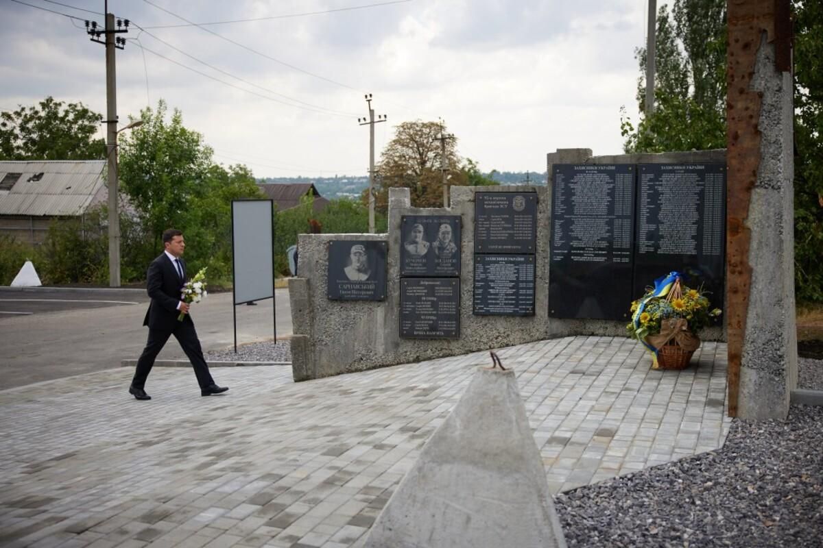 Зеленський поклав квіти до Меморіалу пам'яті загиблих воїнів у боях за Авдіївку.