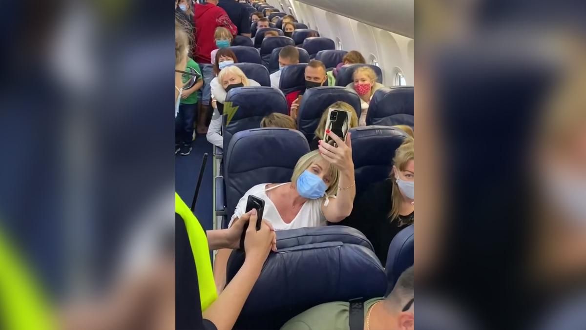 Конфлікт через маску в літаку до Анталії: як прокоментувала Конфлікт через маску в літаку до Анталії: як прокоментувала