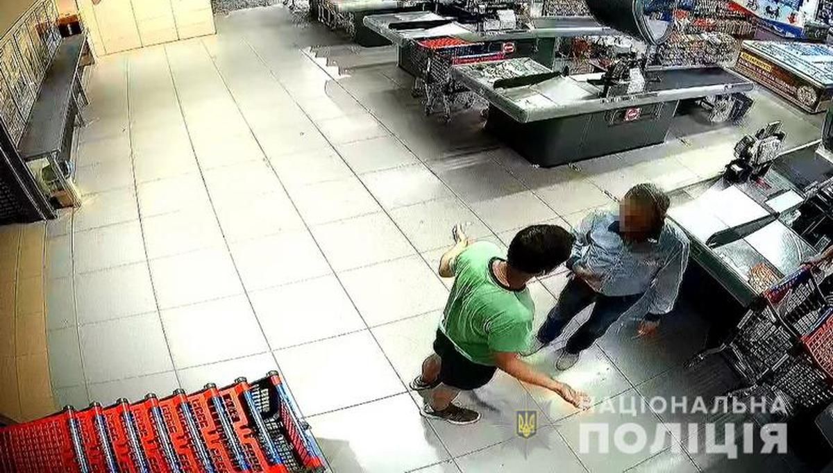 В Киеве парень жестко избил пожилого охранника супермаркета