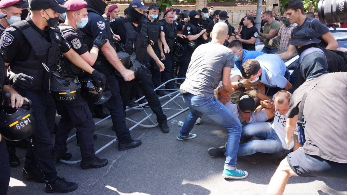 Під Офісом Президента виникли сутички, була акція ЛГБТ-спільноти: фото Під Офісом Президента виникли сутички, була акція ЛГБТ-спільноти: фото