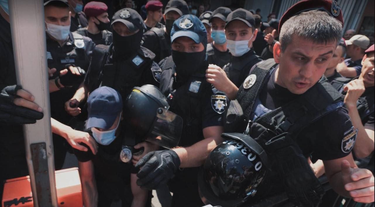 Правые прорвались в здание ОП через ЛГБТ-акцию: видео Правые прорвались в здание ОП через ЛГБТ-акцию: видео