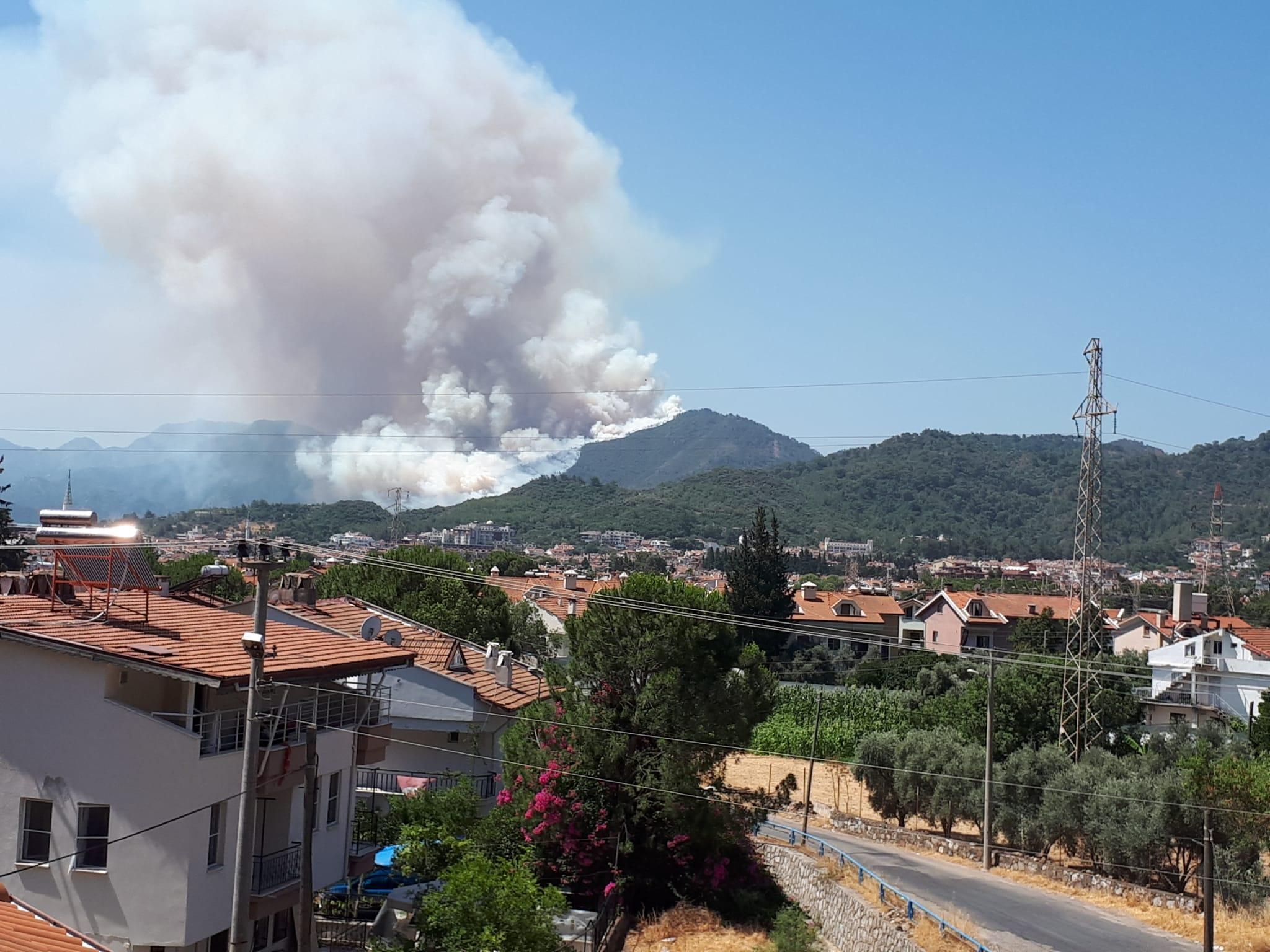 Пожары в Турции: в курортном Мармарисе частично перекрыты дороги