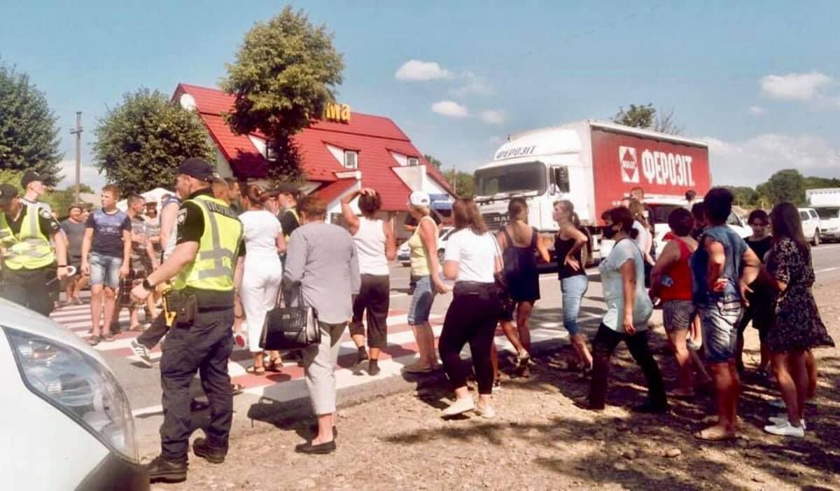 На Прикарпатті в ДТП постраждала дівчинка: селяни перекрили дорогу На Прикарпатті в ДТП постраждала дівчинка: селяни перекрили дорогу