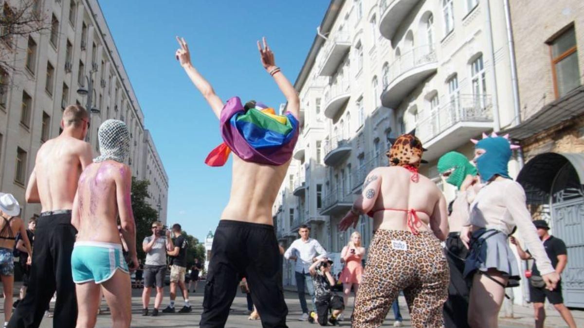 Як проходить рейв-вечірка представників ЛГБТ під ОП – яскраві фото
