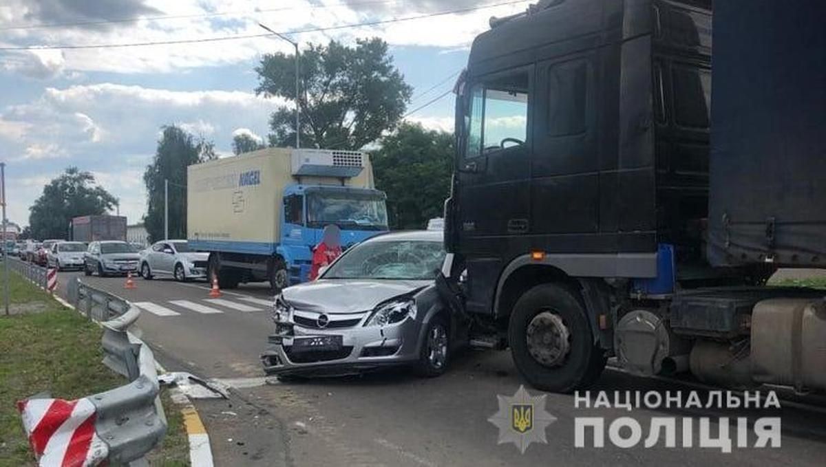 На Киевщине Opel влетел в пешеходов, погиб мальчик