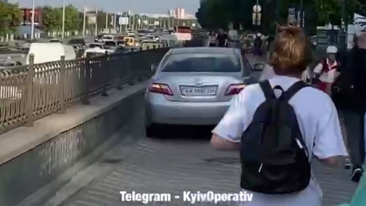 Киевских чиновников поймали проезде по тротуарам
